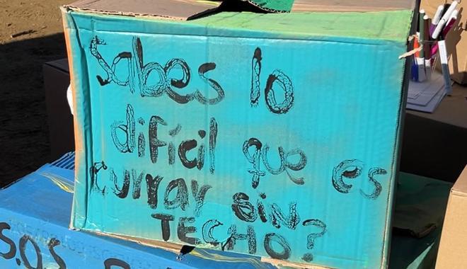 Una de las cajas en las que los manifestantes han escrito mensajes contra el sinhogarismo