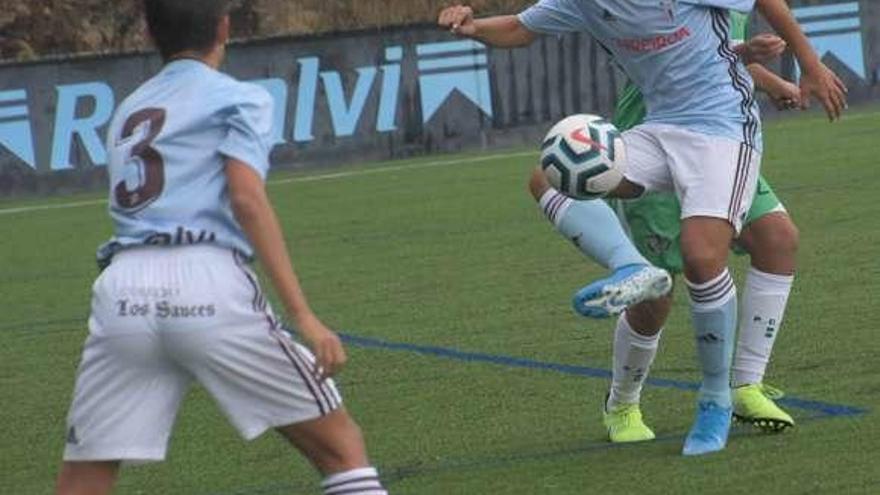 Arriba, partido de los infantiles. A la derecha, los alevines. // E. A.