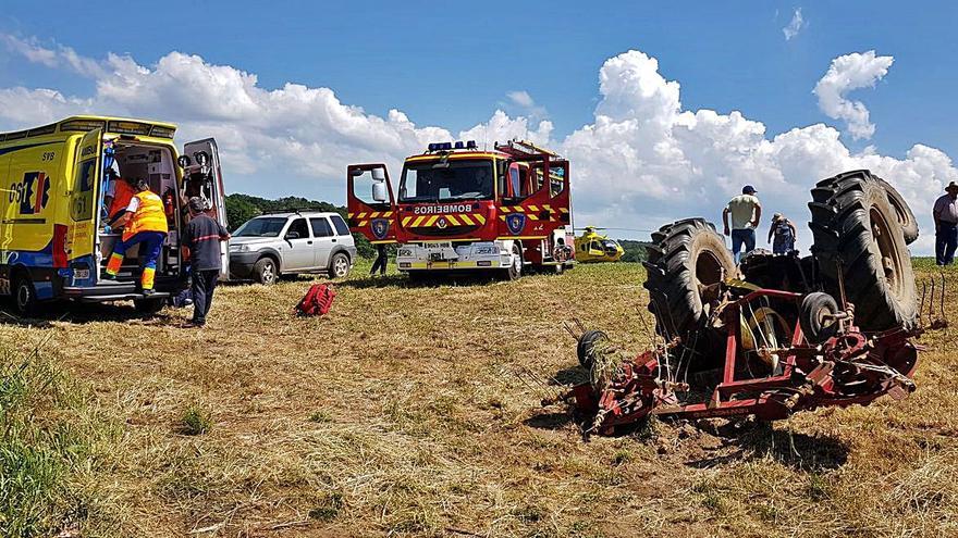 Dos heridos en Palmaz y Lamela tras volcar con un tractor y un turismo | FOTOS: BOMBEIROS DE DEZA / BERNABÉ-JAVIER LALÍN