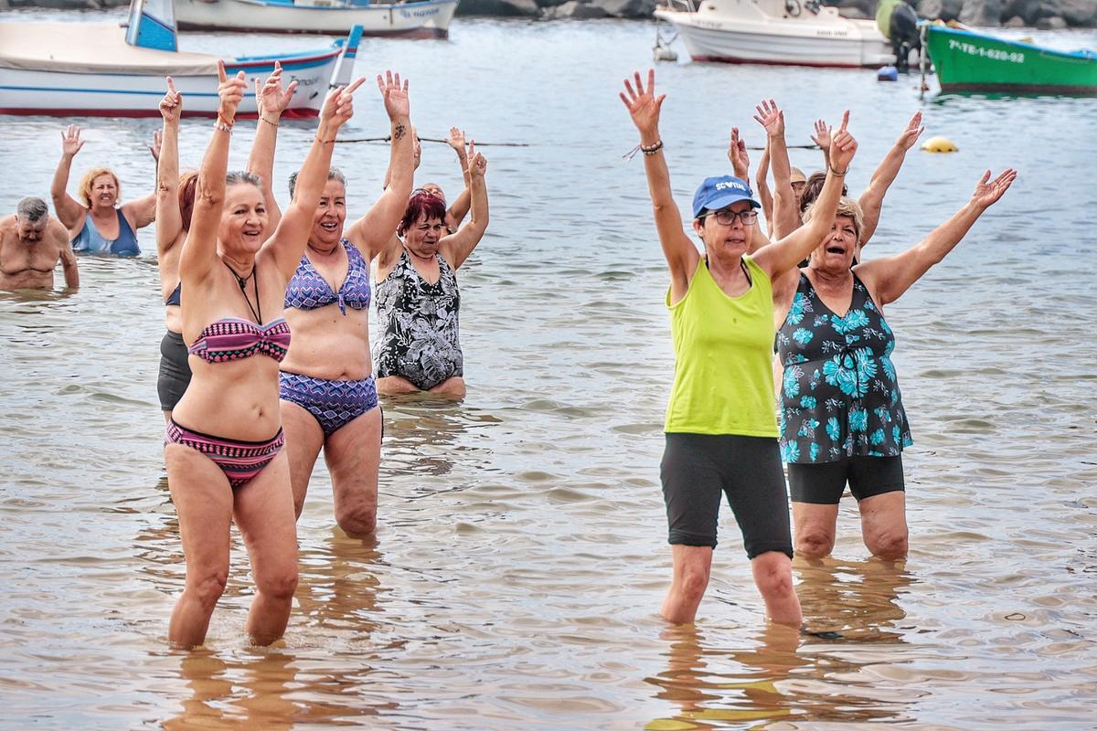Los mayores van a la playa de Las Teresitas con Santa Cruz Vital