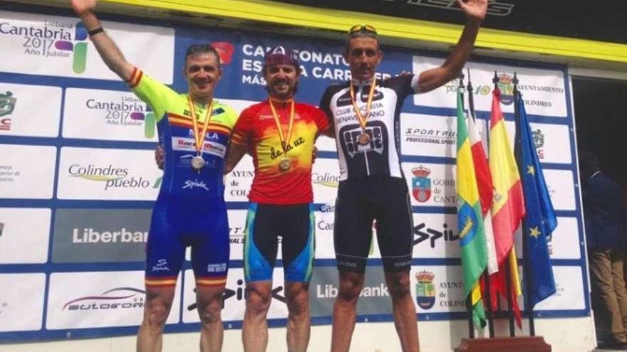 Toribio, en el centro, con su maillot de campeón