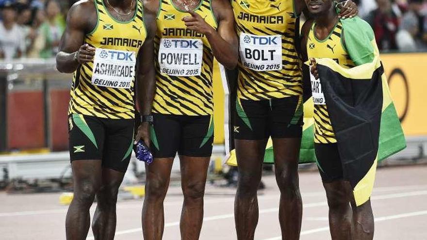 El equipo jamaicano de 4x100 celebra su triunfo.