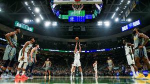 ME01. MILWAUKEE (EE.UU.), 07/03/2019.- Pau Gasol (c) de los Bucks lanza este jueves durante un partido de NBA entre Indiana Pacers y Milwaukee Bucks, en el Fiserv Forum de la ciudad de Milwaukee, Wisconsin (EE.UU.). EFE/Tannen Maury PROHIBIDO SU USO POR SHUTTERSTOCK