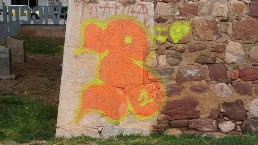 La Torre Sant Vicent de Benicàssim se llena de grafitis