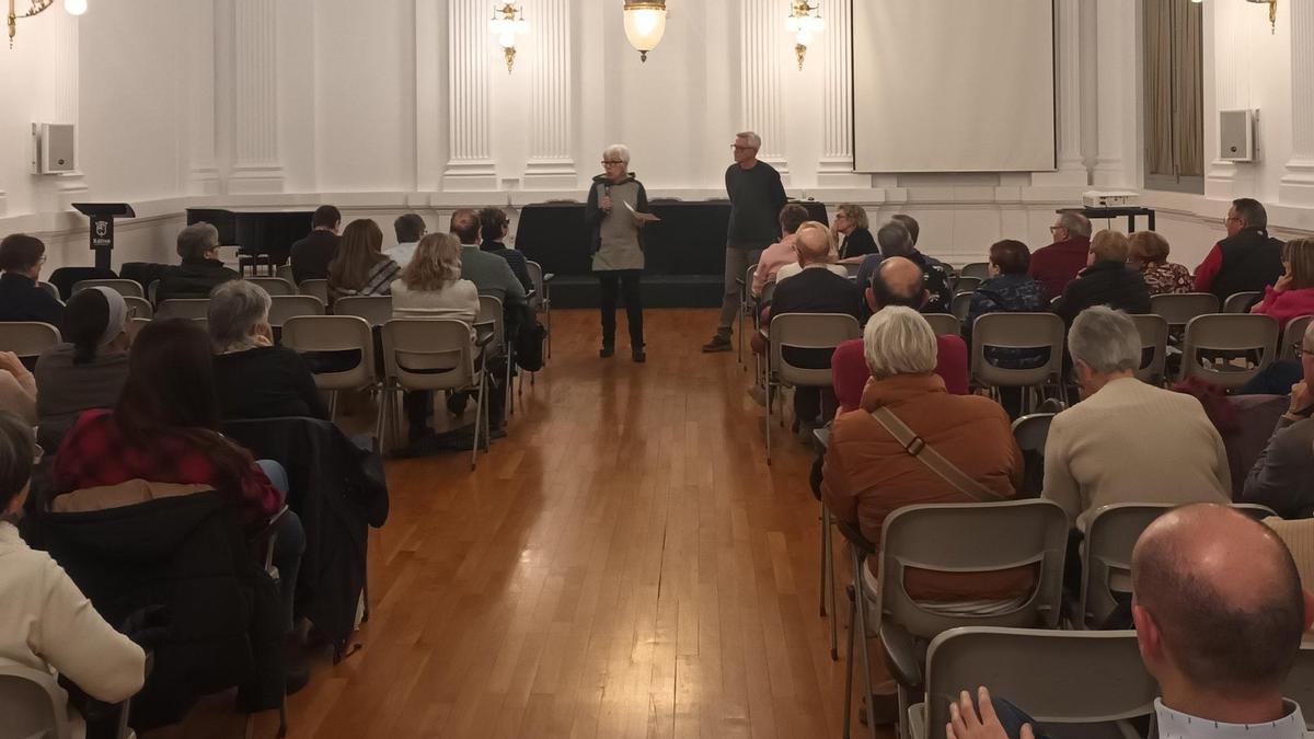 Primera asamblea extraordinaria de la Asociación Vecinal Casc Antic Digne i Viu de Xàtiva delebrada en la Casa de la Cultura