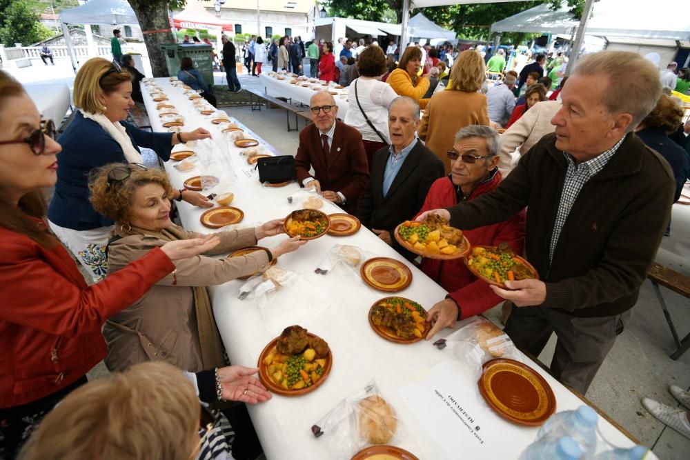 Fiestas gastronómicas en Galicia | A Lama hinca el diente a su famoso codillo