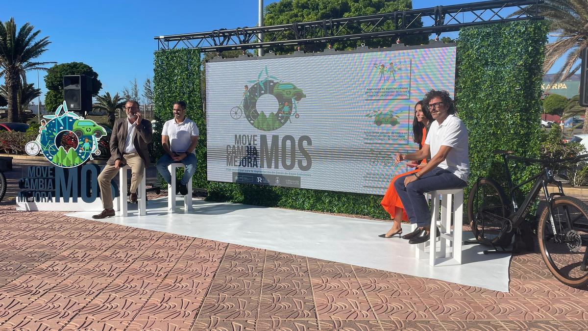 El alcalde Francisco García, el ingeniero Miguel Morales, la concejala María de las Nieves García y el arquitecto Héctor Machín durante el acto