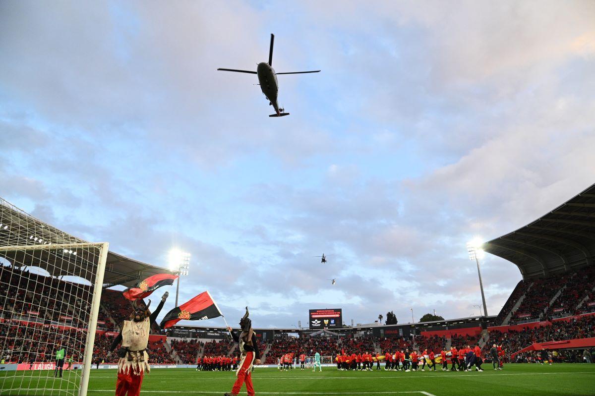 Ungewöhnliches Bild: die Hubschrauber im Tiefflug über dem Stadion Son Moix.