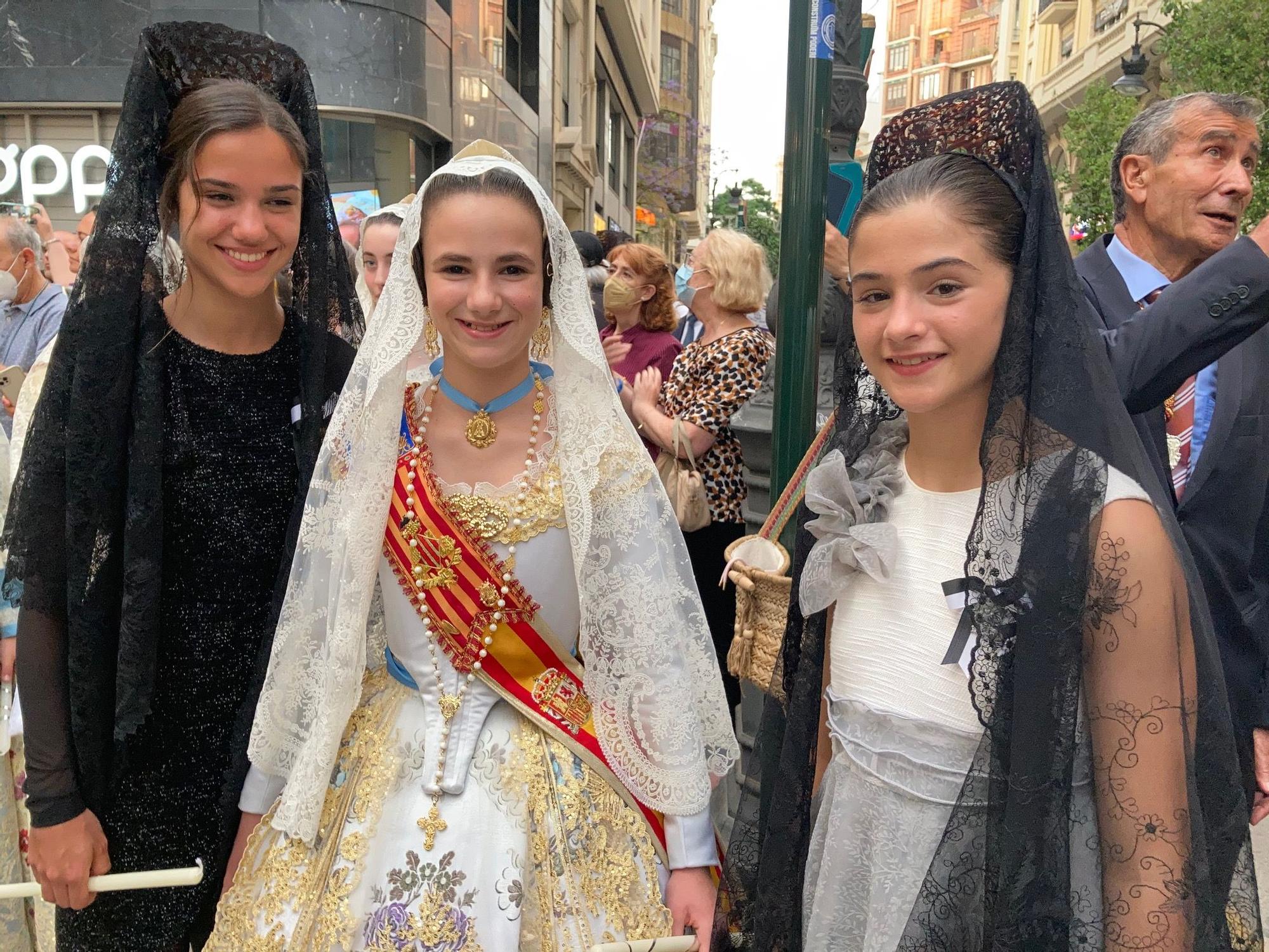 La calle San Vicente acoge la procesión "dels Xiquets" con tres generaciones falleras