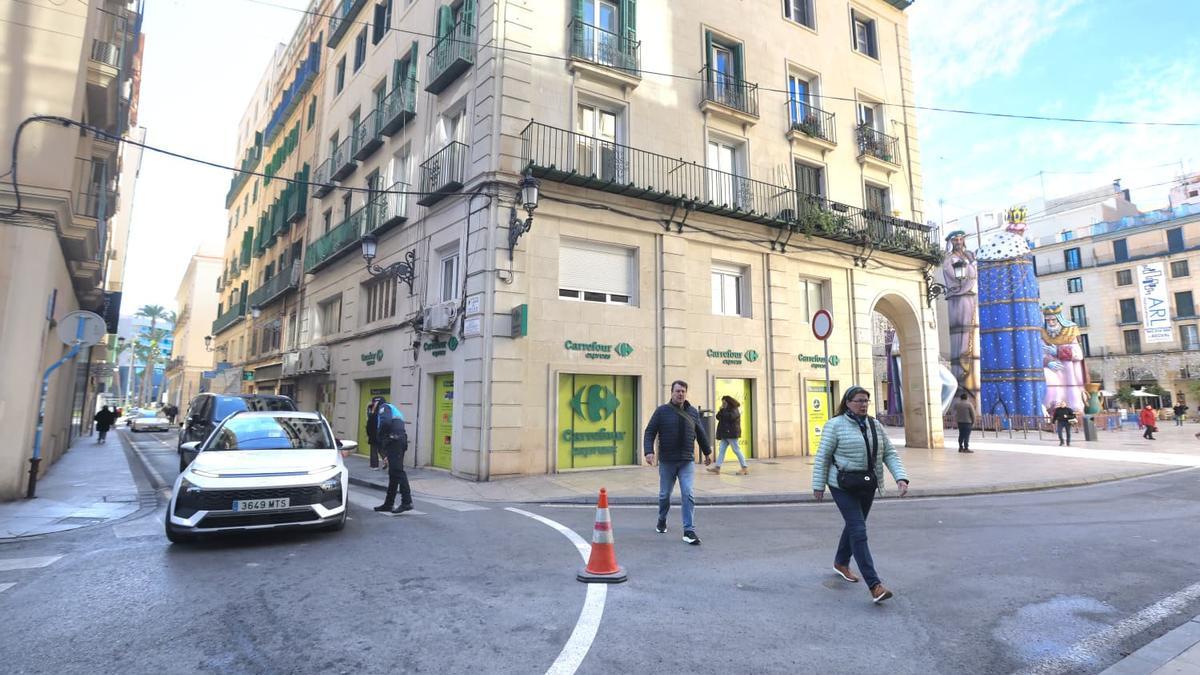 Nueva señalización que advierte del cierre al tráfico a la plaza del Ayuntamiento