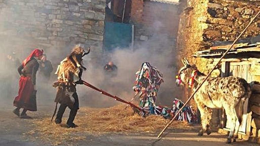 El &quot;Cencerrón&quot;atizando con las tenazas junto a la &quot;Filandorra&quot;.