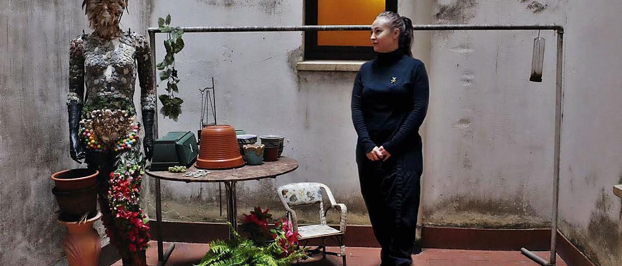 Mariana Fano, con la estatua que tuvo durante años en el patio de su domicilio de Pola de Siero. | A. I.