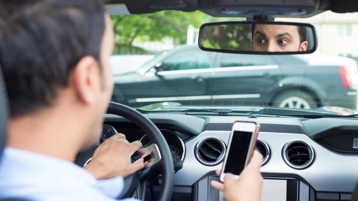 Tráfico moviliza a agentes y cámaras contra el uso del móvil al volante