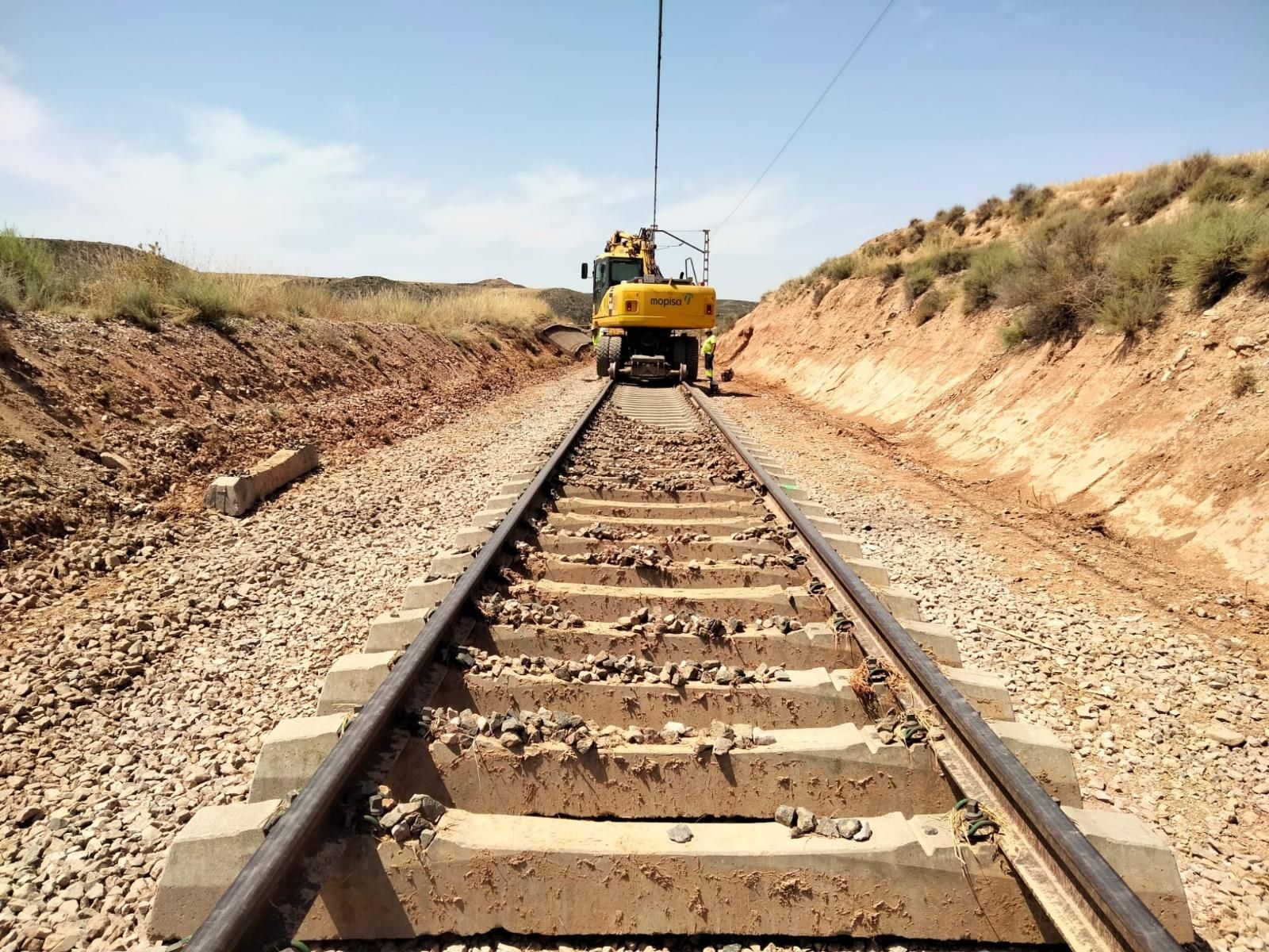 Medio centenar de operarios trabajan para recuperar la circulación de la línea Zaragoza-Tarragona tras las tormentas del pasado 14 de junio en el entorno de Belchite.