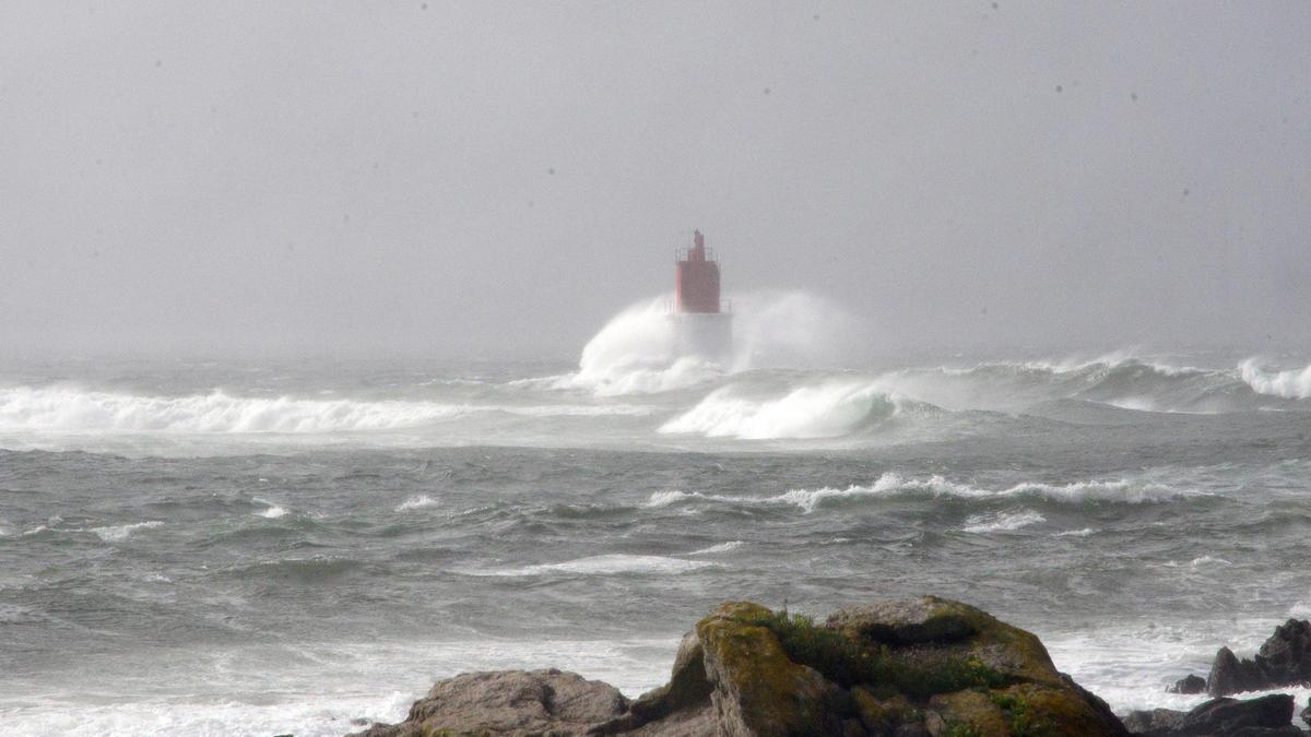 Oleaje esta mañana  frente a Cangas, en A Borneira.