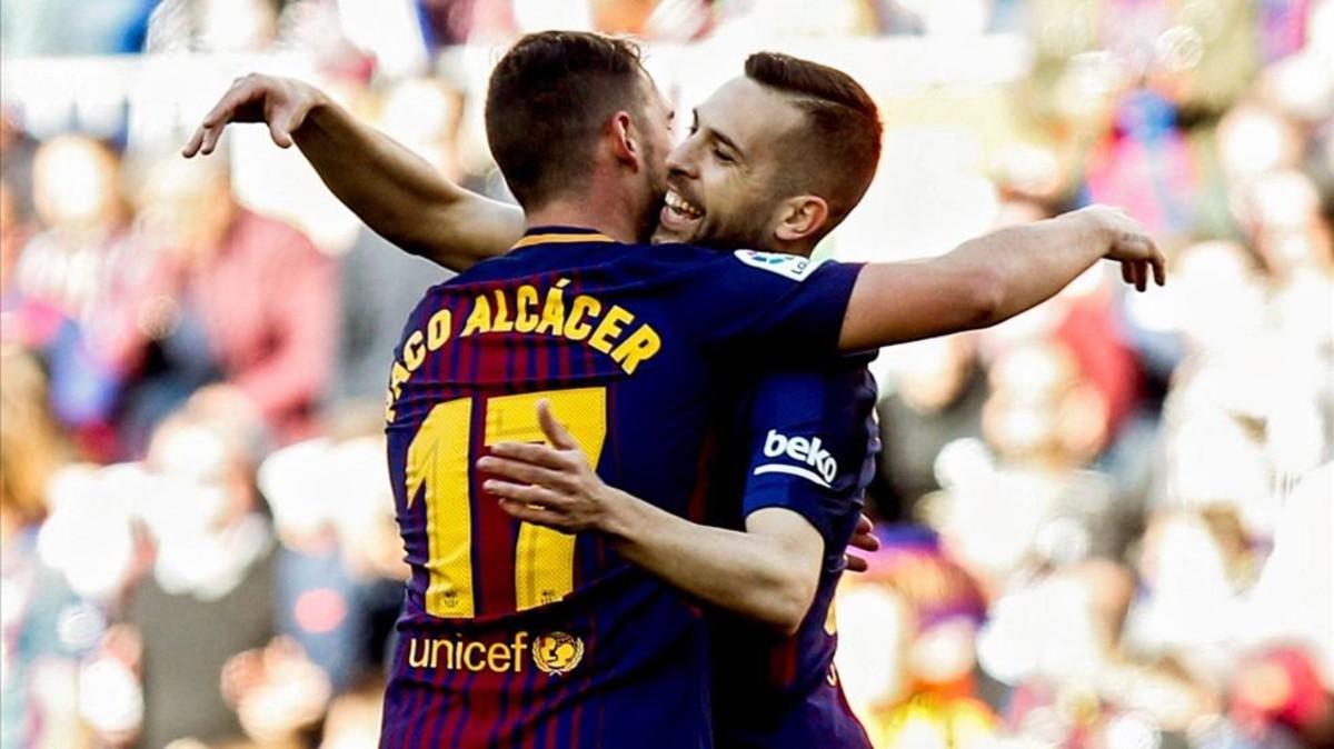 Jordi Alba felicita a Paco Alcácer tras anotar el primer gol del partido