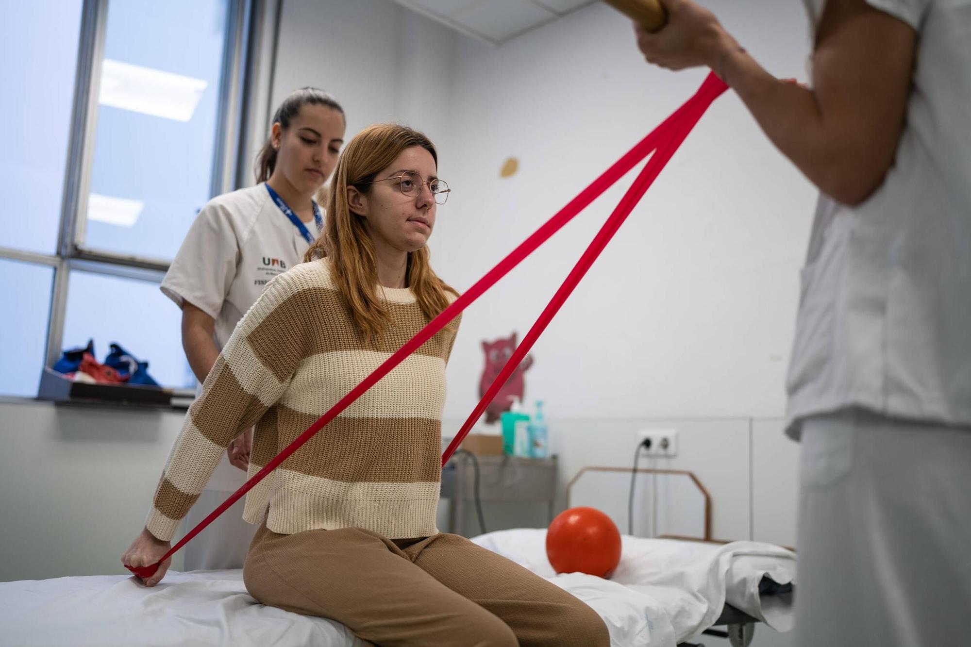 Eva, paciente de 26 años, en la unidad de lesionados medulares del Vall d'Hebron.
