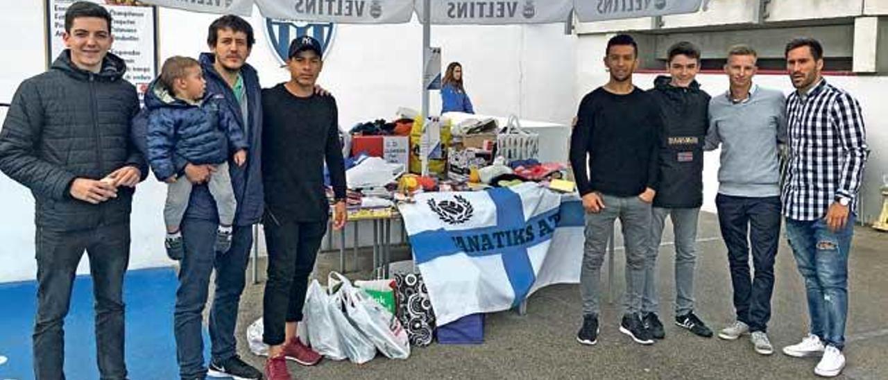 Organizadores de la recogida de material escolar posan con lo recaudado.