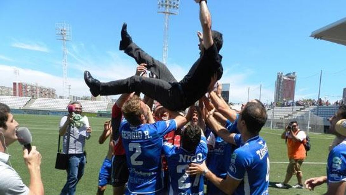 La celebración del ascenso con Cervera en Hospitalet.