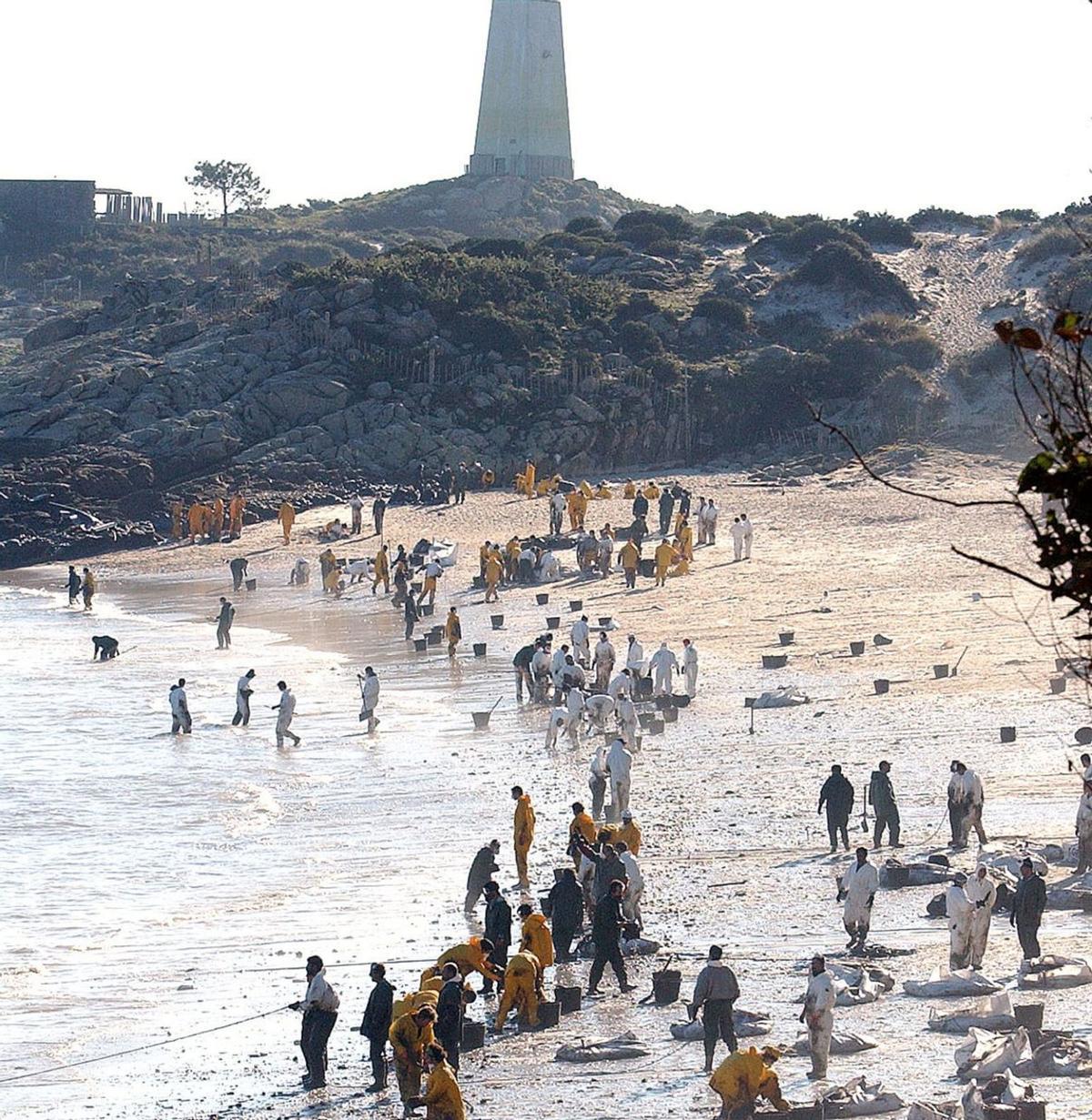 Cientos de voluntarios en la playa de Figueiras.   | // CAMESELLE