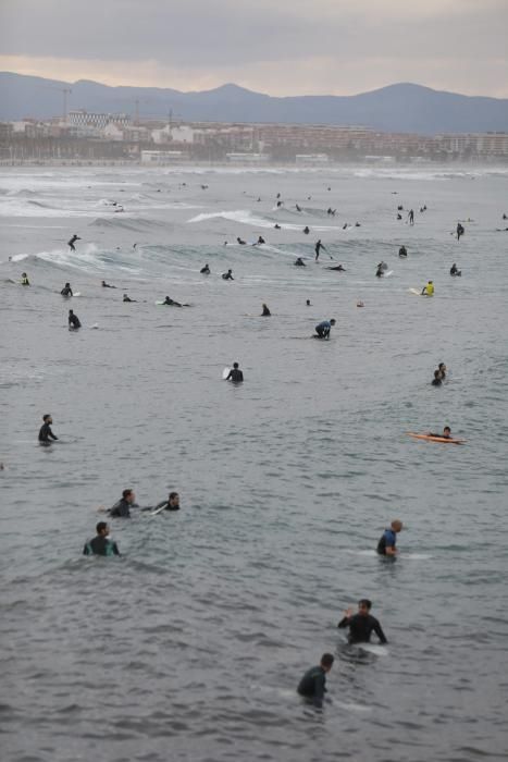 Surfistas en la playa de la Malva-rosa