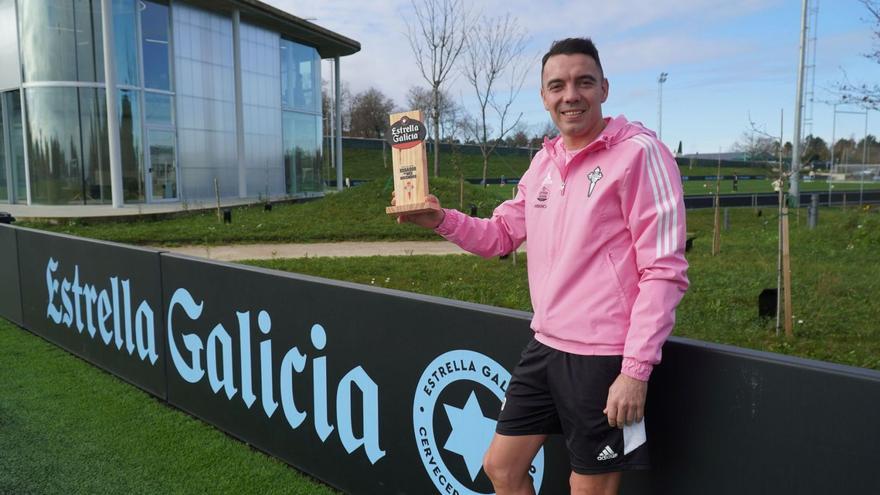 Iago Aspas, ayer en Afouteza, con el trofeo de mejor jugador de noviembre. |  // RCCV