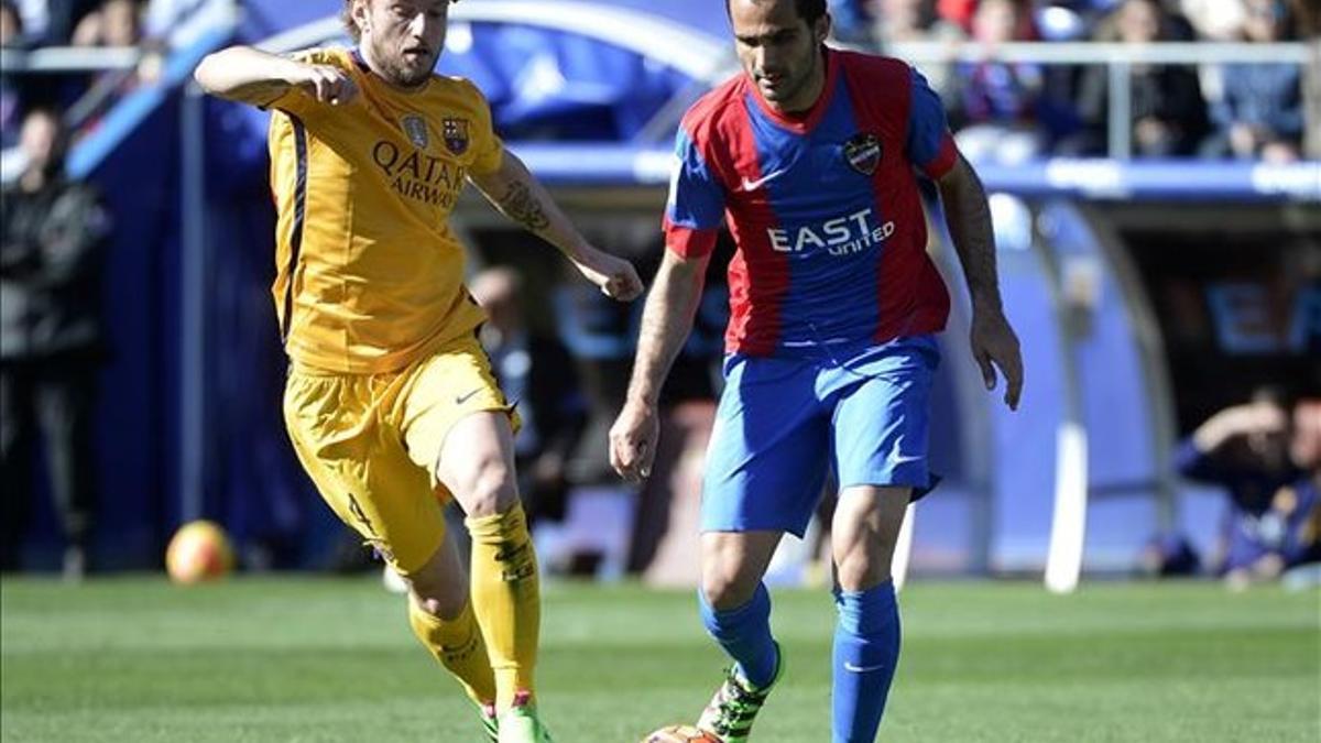 Rakitic, durante el partido en el Ciutat de València