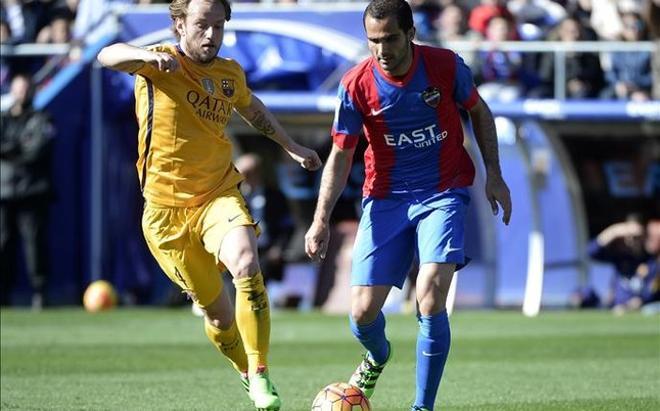 Rakitic, durante el partido en el Ciutat de València