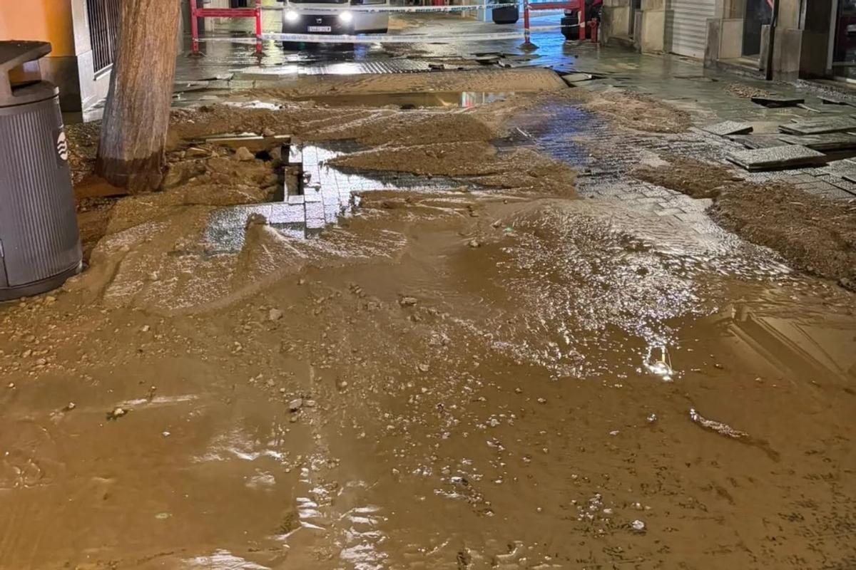 Aspecto de la calle poco después de la rotura de la cañería.
