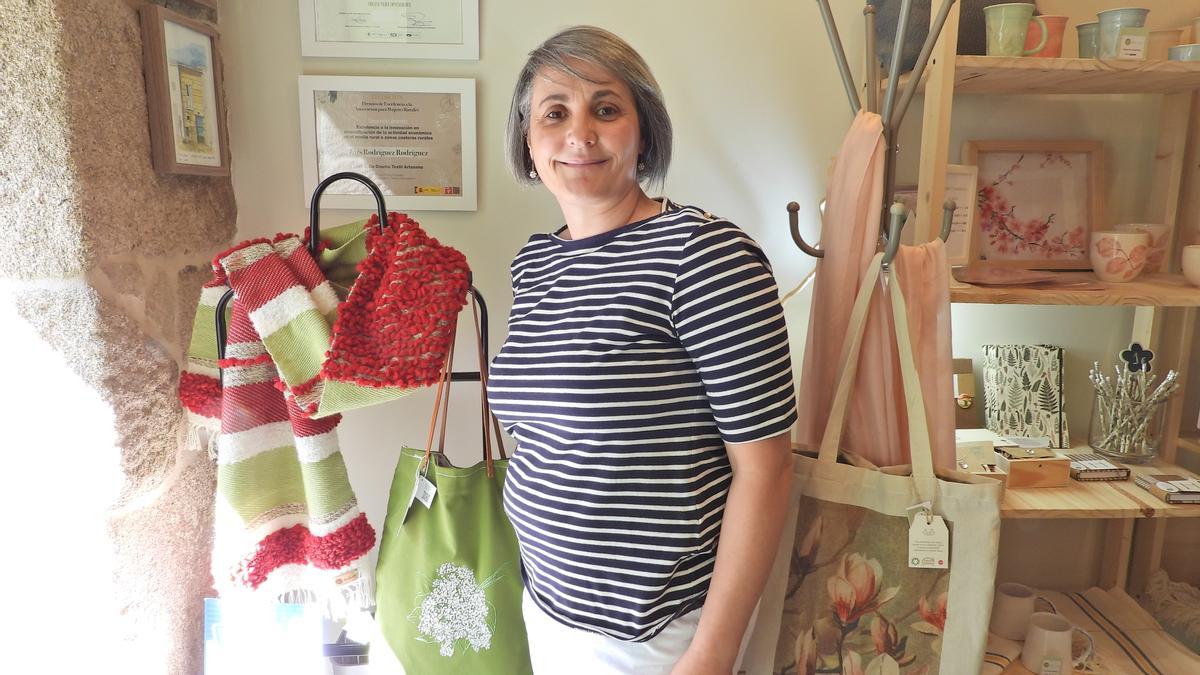 Inés Rodríguez, en la tienda física en Allariz. //F. CASANOVA