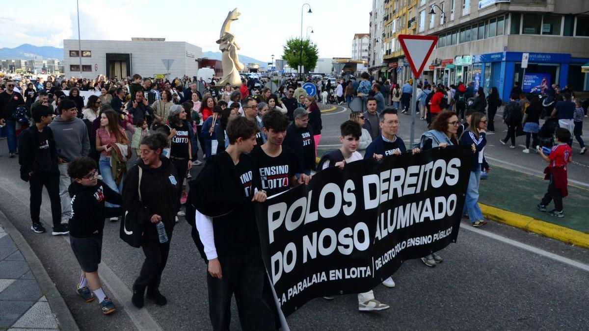 La comunidad educativa clama unida en Cangas: «O ensino non se vende, non se instrumentaliza, deféndese!»