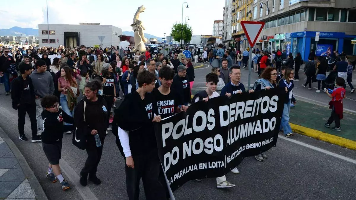 La comunidad educativa clama unida en Cangas: «O ensino público morre»