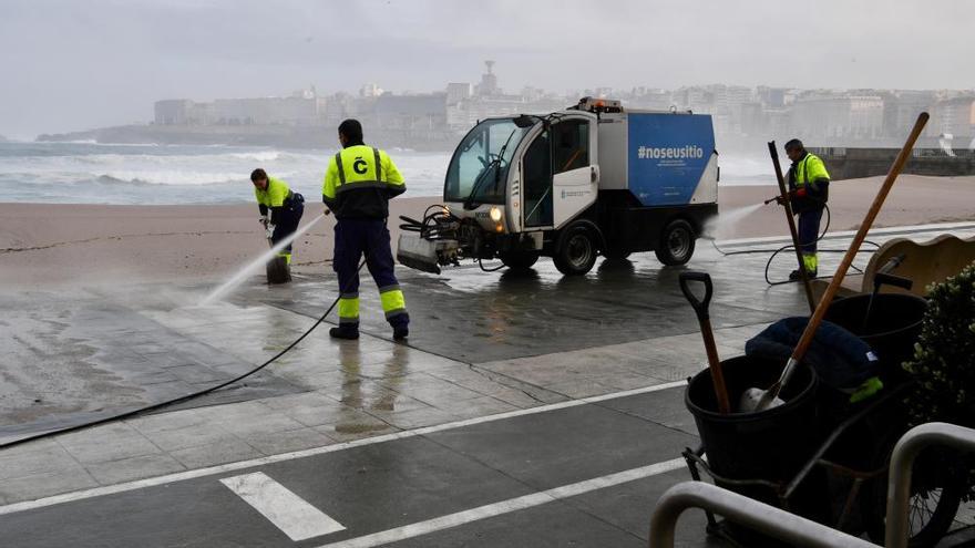 El mar empuja arena al paseo y obliga a cortar el tráfico