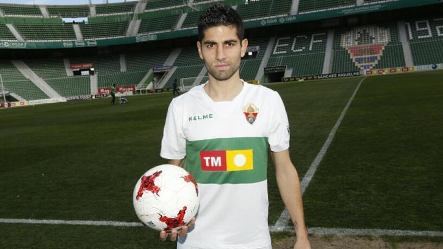 Manu ya luce la camiseta del Elche