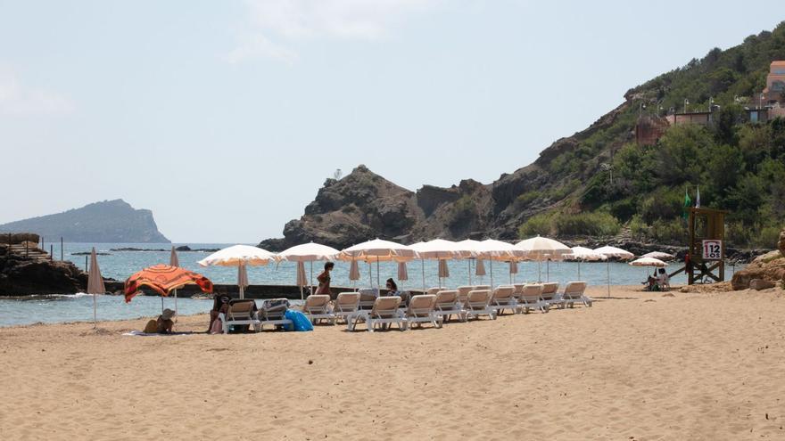 Santa Eulària reducirá el número de hamacas en cinco playas debido a la erosión del litoral