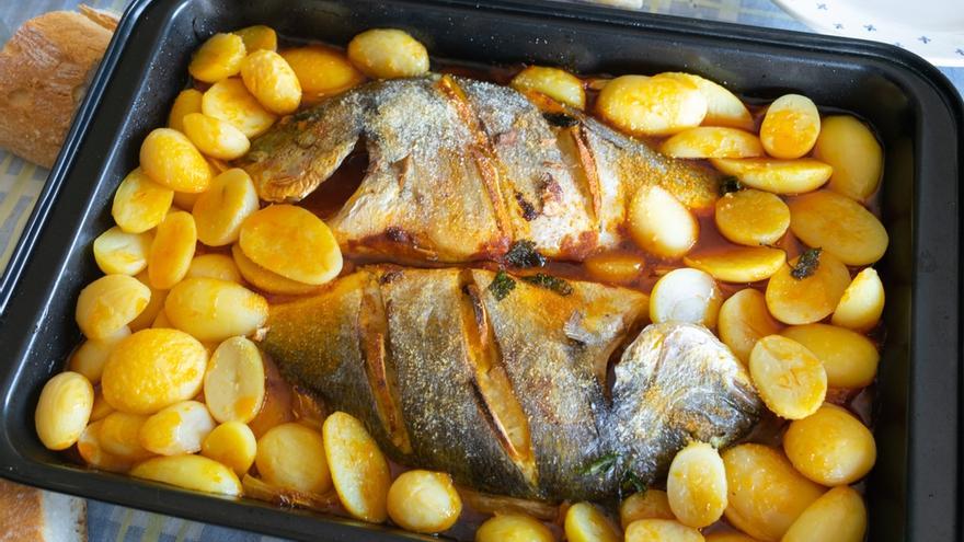 Si quieres sorprender en la cena de Nochevieja, prueba esta receta de besugo al horno