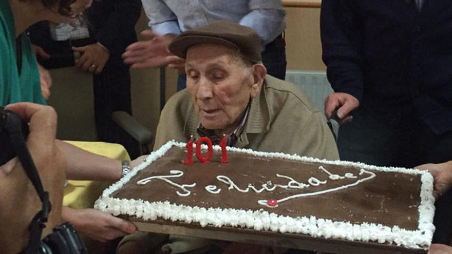 Moisés Quiroga sopla las velas de su tarta de cumpleaños. // FdV