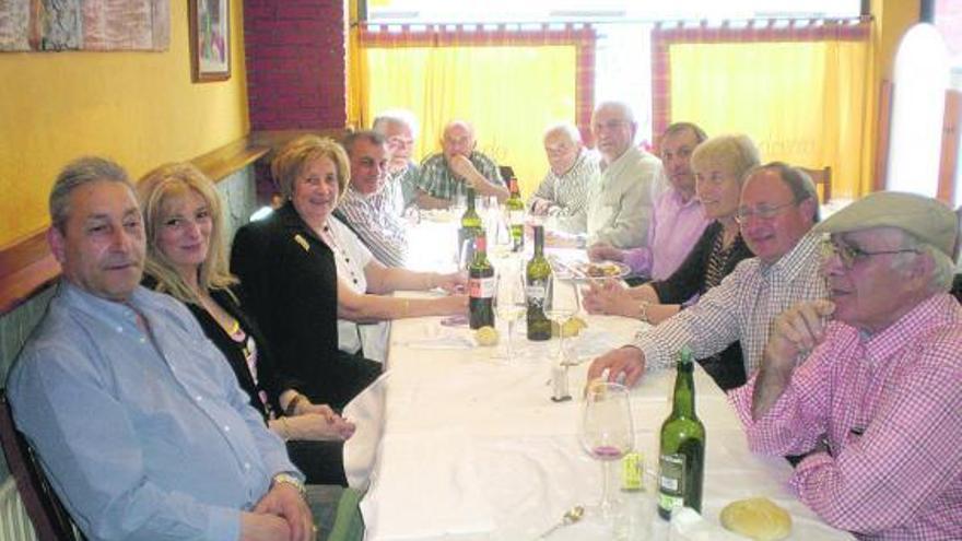 Los alcaldes de barrio de Siero comparten mesa y mantel