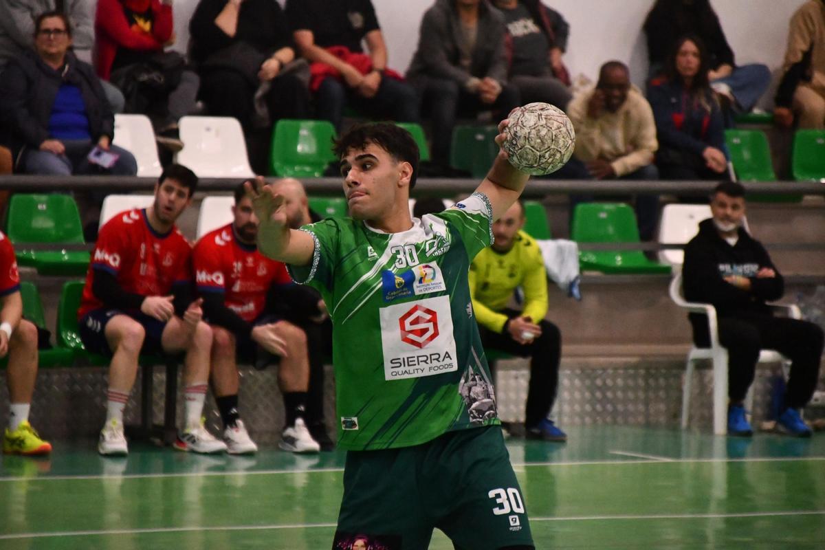 Rodrigo Ortega, antes de un lanzamiento en un partido del Ingenio