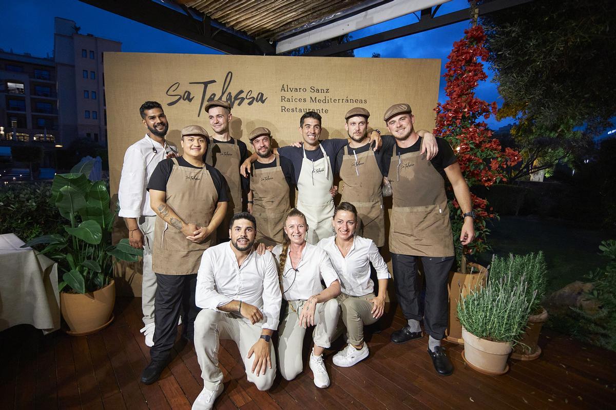 El chef Álvaro Sanz, junto al equipo de Sa Talassa. | Mar Torres