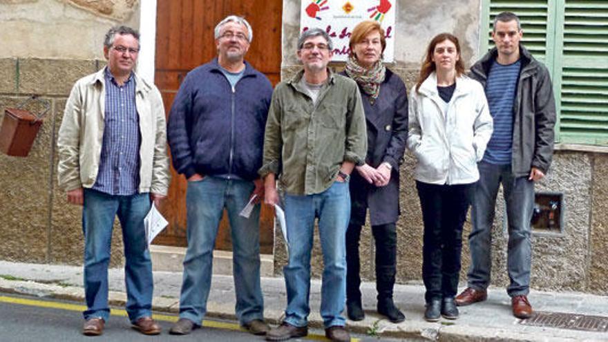 Los miembros de la oposición municipal, ayer en Llubí.