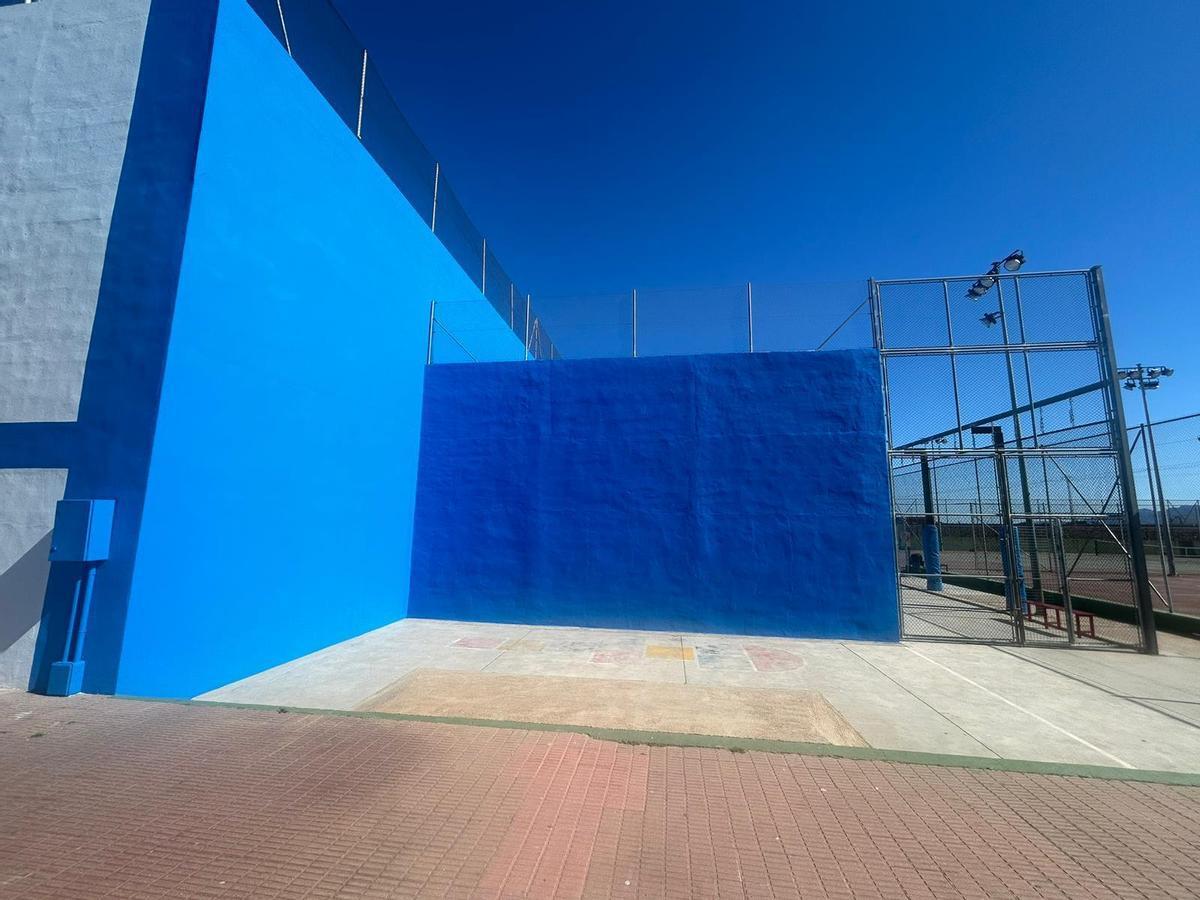 El mural del polideportivo se pintó por encima de azul hace dos años.