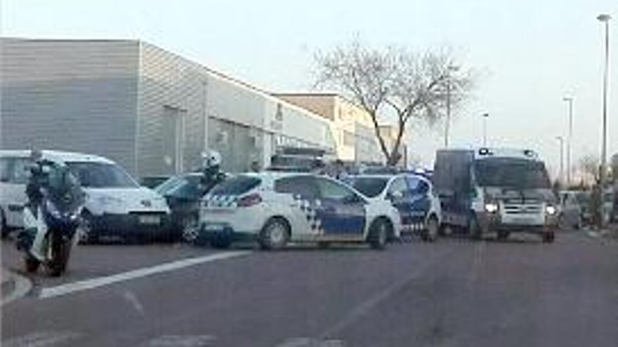Diversos vehicles policials van acudir al lloc dels fets.