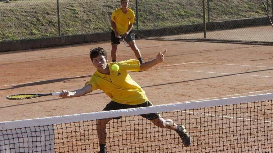 Un instante del partido de dobles disputado ayer por Tomás Currás (delante) y Alberto Colás. // FdV