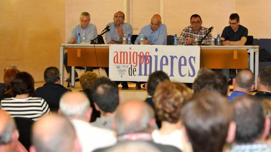 El debate sobre el carbón, organizado ayer por &quot;Amigos de Mieres&quot;.