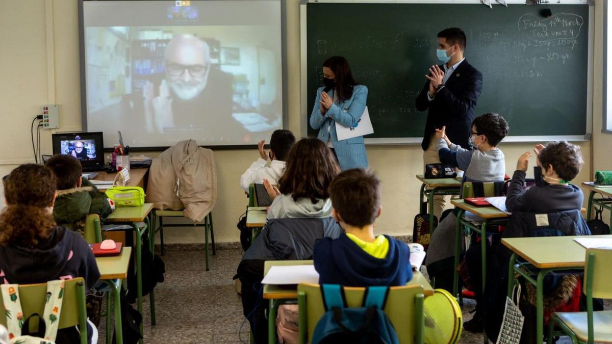 La alcaldesa, el concejal de Educación y Xosé Tomás (en la pantalla), en la presentación en el Vales.   | // L.O. 
