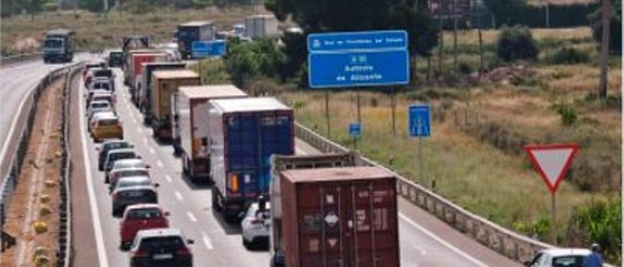 Una de las habituales colas en la autovía A-31 de Madrid a su paso por el Vinalopó.