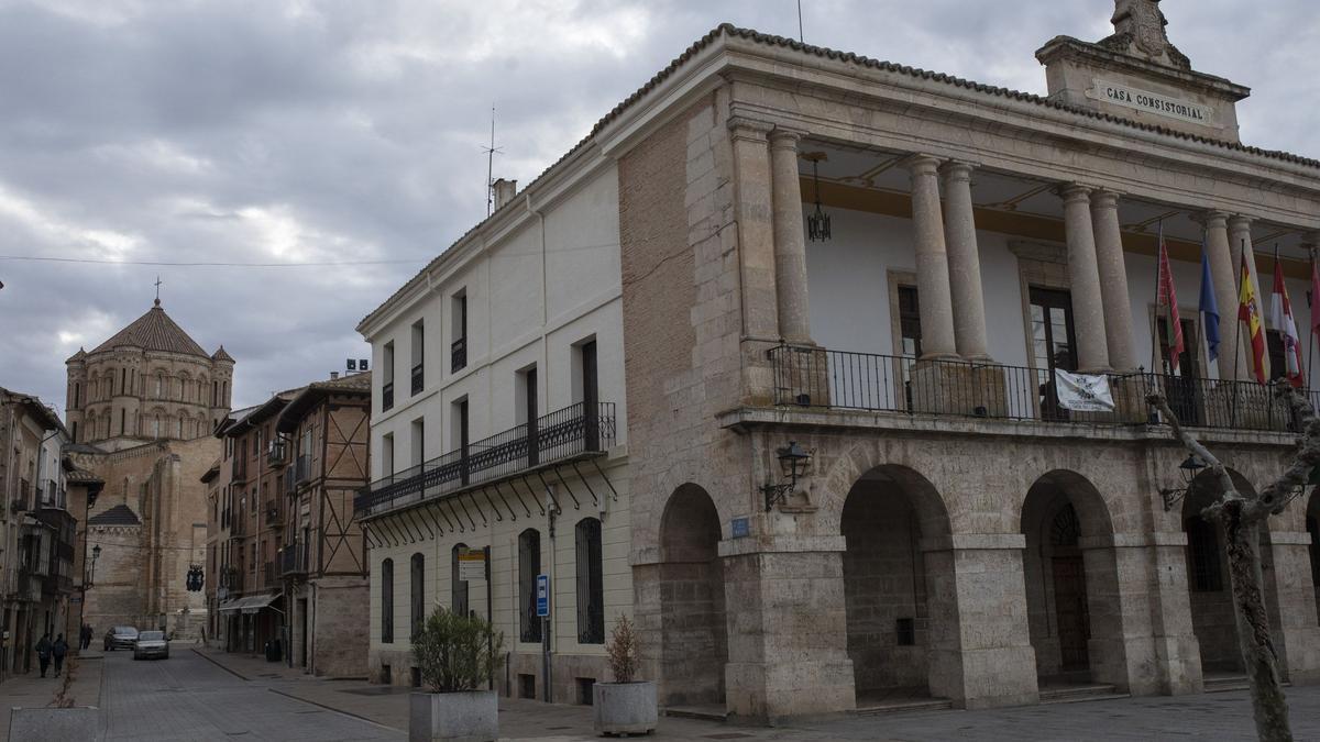 Fachada del Ayuntamiento de Toro con la Colegiata al fondo.