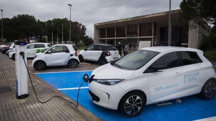 Un coche recarga electricidad.