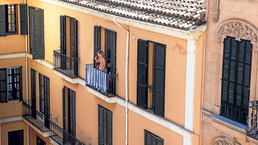 Hier putzt sich eine mutmaßliche Mallorca-Urlauberin die Zähne. Ziehen bald wieder Langzeitmieter ein?